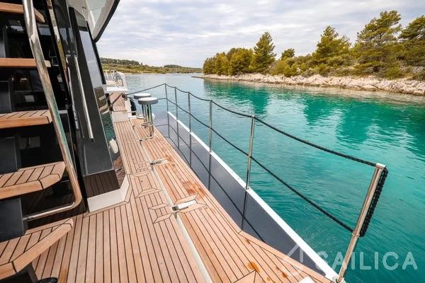 Galeon 640 Fly - Yacht Charter Sailica