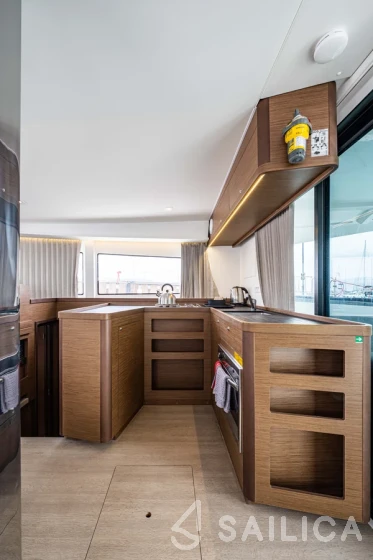 Lagoon 42 - Yacht Charter Sailica