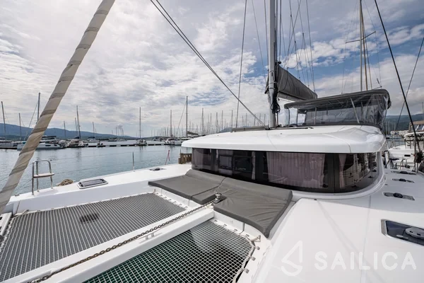Lagoon 42 - Yacht Charter Sailica