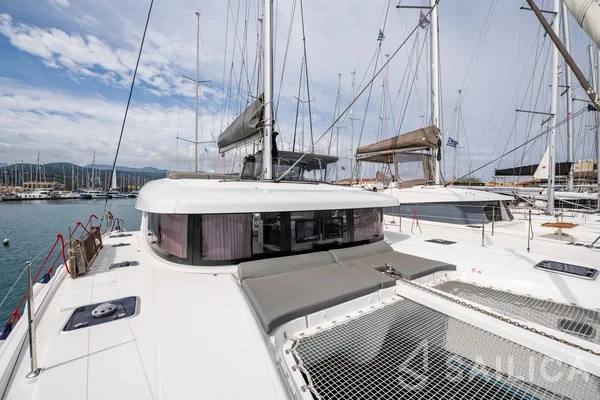 Lagoon 42 - Yacht Charter Sailica