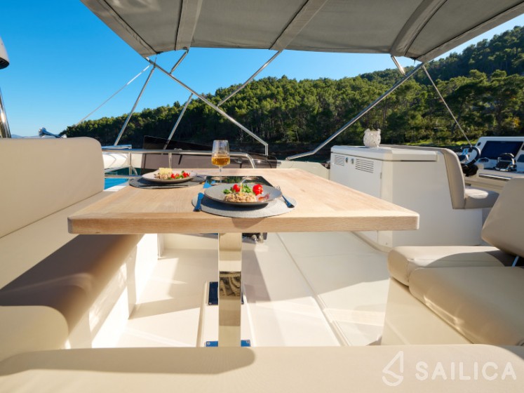 Prestige 520 - Yacht Charter Sailica