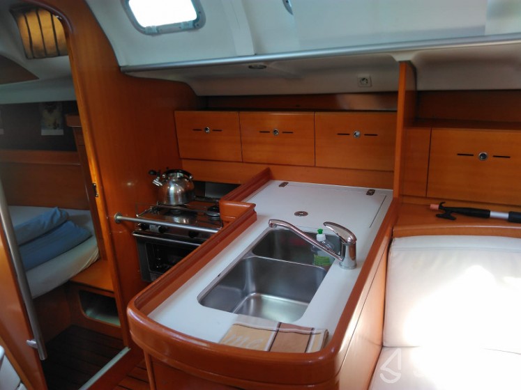 First 40.7 - Yacht Charter Sailica