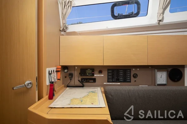 Oceanis 35 - Yacht Charter Sailica