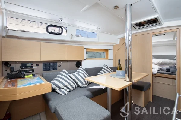 Oceanis 35 - Yacht Charter Sailica