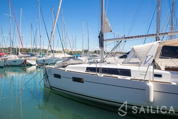 Oceanis 35 - Yacht Charter Sailica