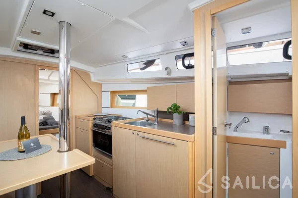 Oceanis 35 - Yacht Charter Sailica