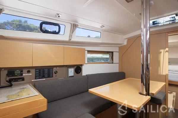 Oceanis 35 - Yacht Charter Sailica