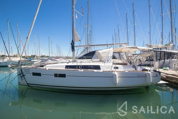 Oceanis 35 - Yacht Charter Sailica