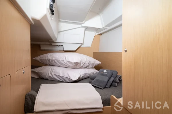 Oceanis 35 - Yacht Charter Sailica