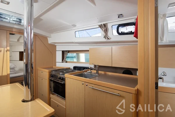 Oceanis 35 - Yacht Charter Sailica