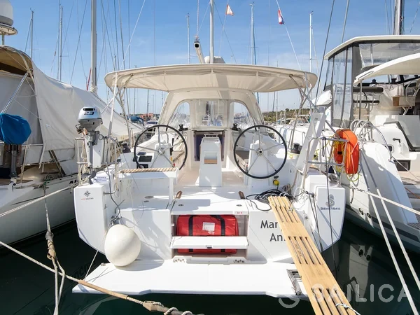 Oceanis 35 - Yacht Charter Sailica