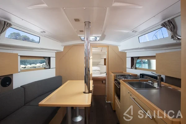 Oceanis 35 - Yacht Charter Sailica