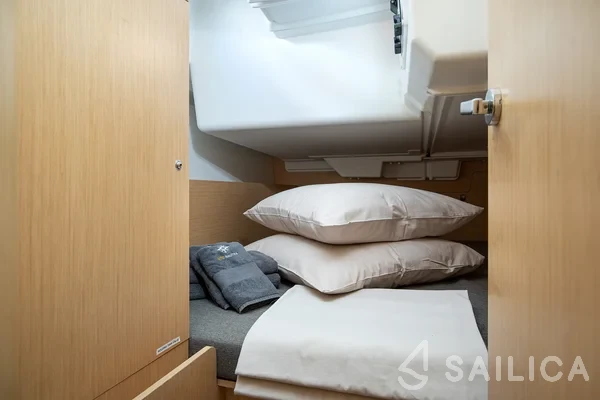 Oceanis 35 - Yacht Charter Sailica