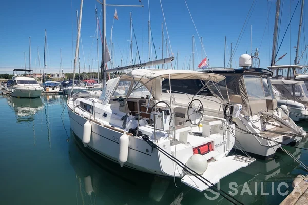 Oceanis 35 - Yacht Charter Sailica