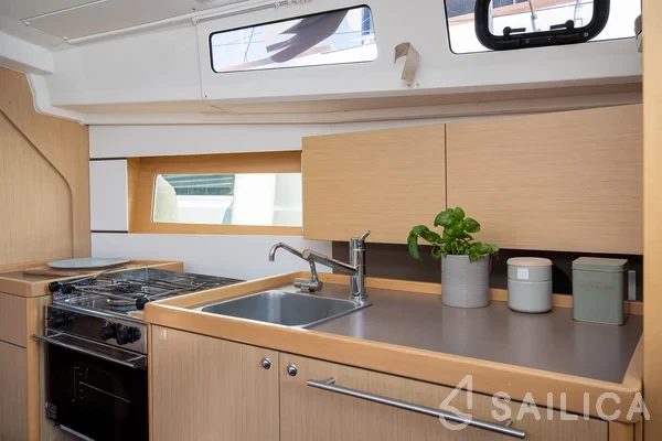 Oceanis 35 - Yacht Charter Sailica
