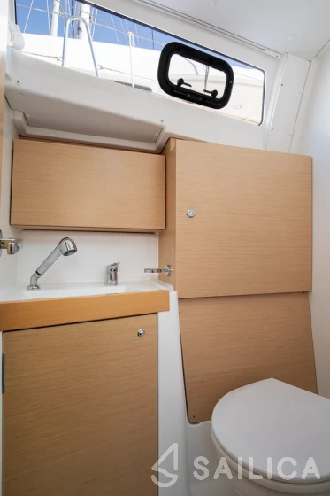 Oceanis 35 - Yacht Charter Sailica