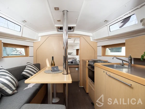 Oceanis 35 - Yacht Charter Sailica