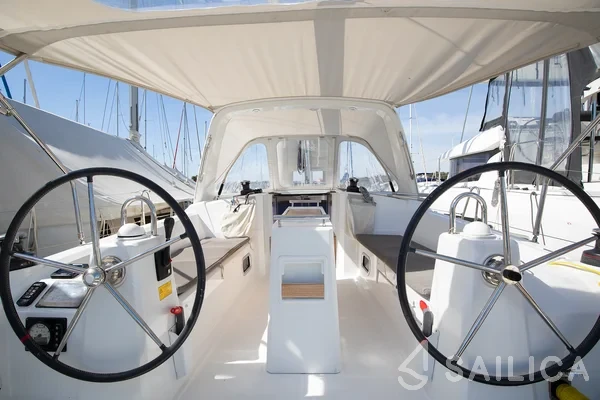 Oceanis 35 - Yacht Charter Sailica