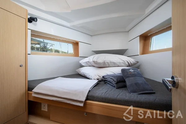 Oceanis 35 - Yacht Charter Sailica