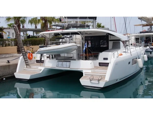 Lagoon 42 - Yacht Charter Sailica