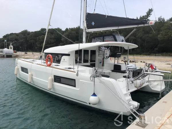 Lagoon 40 - Yacht Charter Sailica