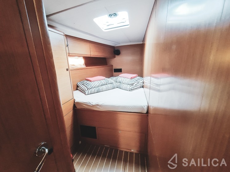 Jeanneau 53 - Yacht Charter Sailica
