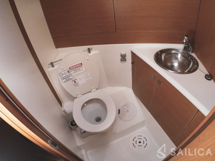 Jeanneau 53 - Yacht Charter Sailica