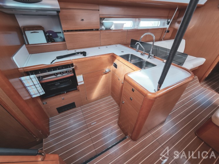 Jeanneau 53 - Yacht Charter Sailica