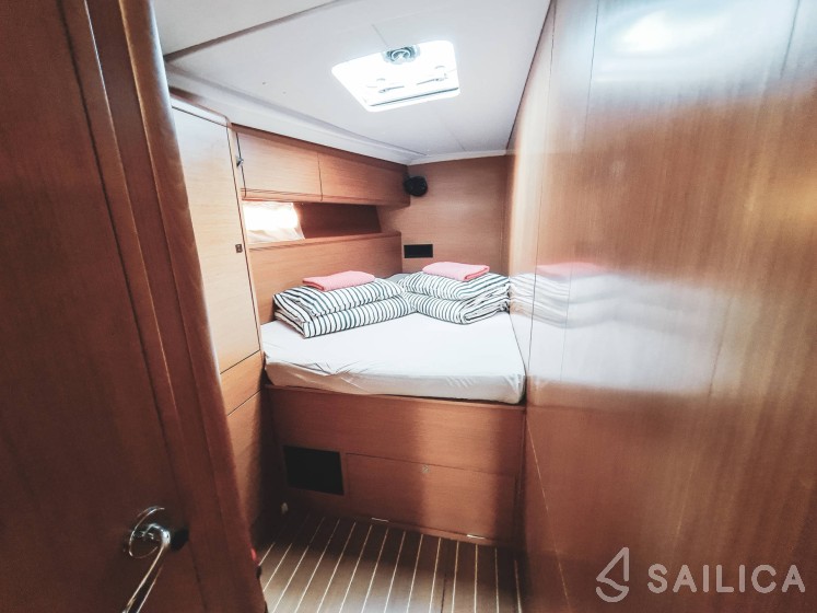Jeanneau 53 - Yacht Charter Sailica