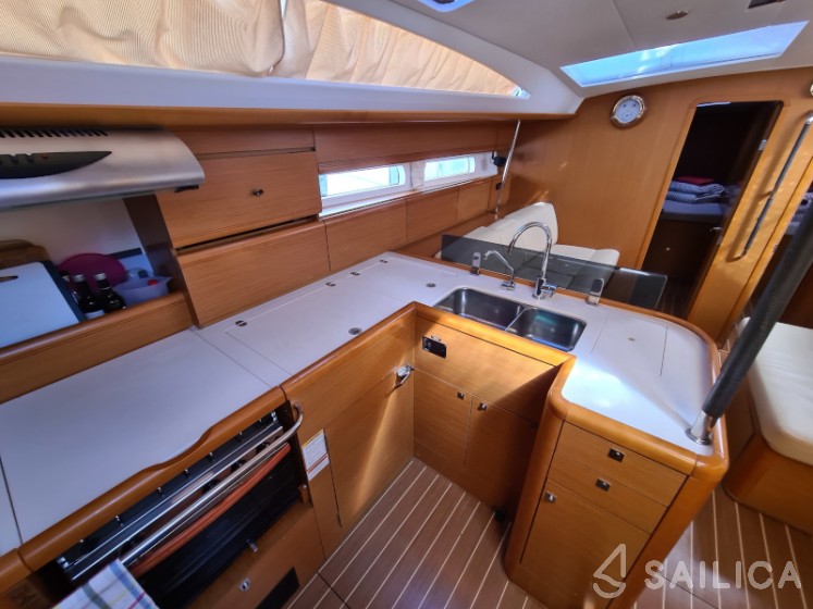 Jeanneau 53 - Yacht Charter Sailica