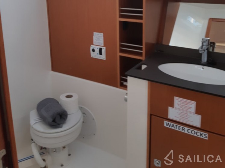 Bavaria Cruiser 41 - 3 cab. - Yacht Charter Sailica