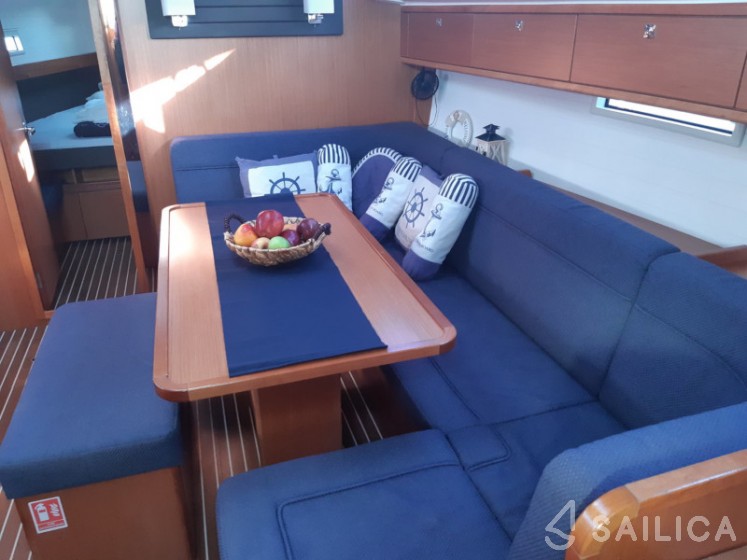 Bavaria Cruiser 41 - 3 cab. - Yacht Charter Sailica