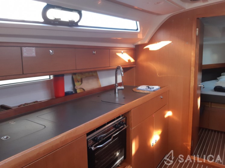 Bavaria Cruiser 41 - 3 cab. - Yacht Charter Sailica