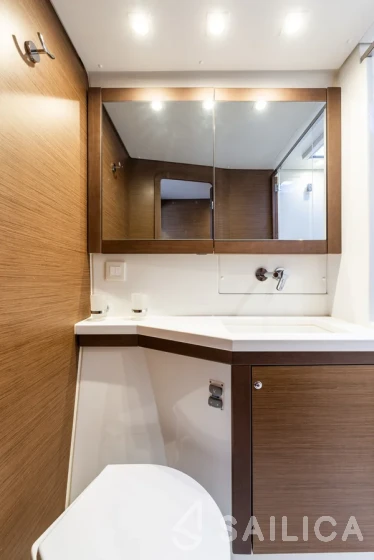 Lagoon 450  Flybridge - Yacht Charter Sailica
