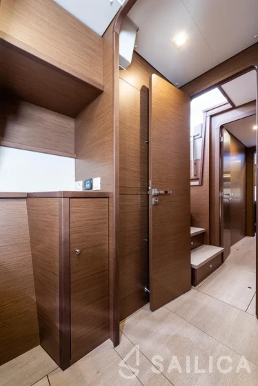 Lagoon 450  Flybridge - Yacht Charter Sailica