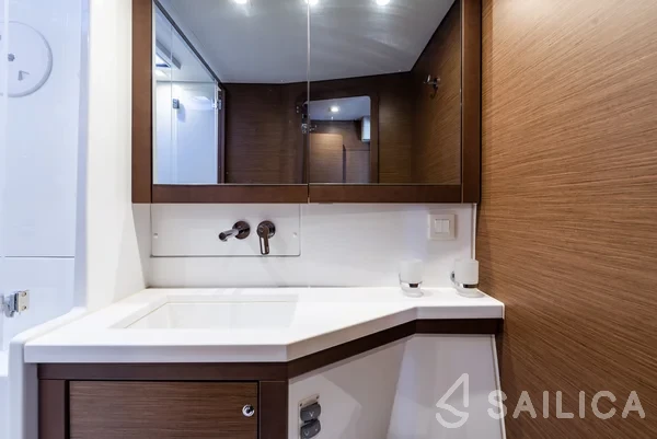 Lagoon 450  Flybridge - Yacht Charter Sailica
