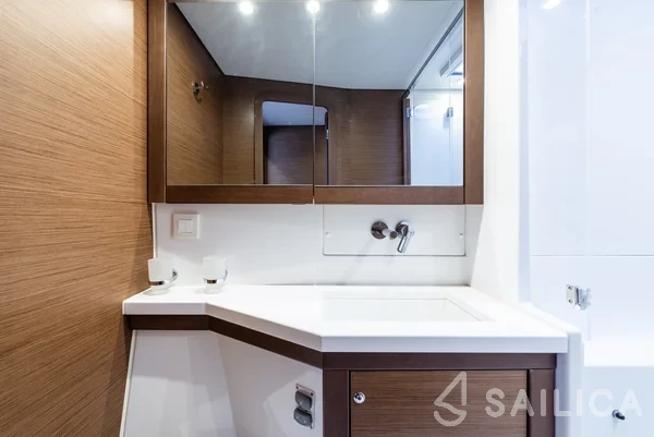 Lagoon 450  Flybridge - Yacht Charter Sailica