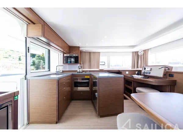 Lagoon 450  Flybridge - Yacht Charter Sailica