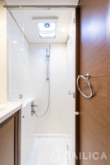 Lagoon 450  Flybridge - Yacht Charter Sailica