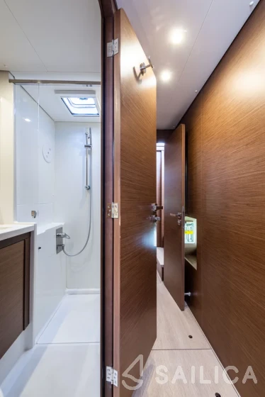 Lagoon 450  Flybridge - Yacht Charter Sailica