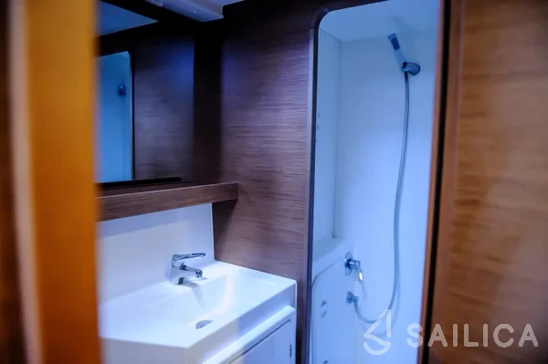 Lagoon 42 - Yacht Charter Sailica