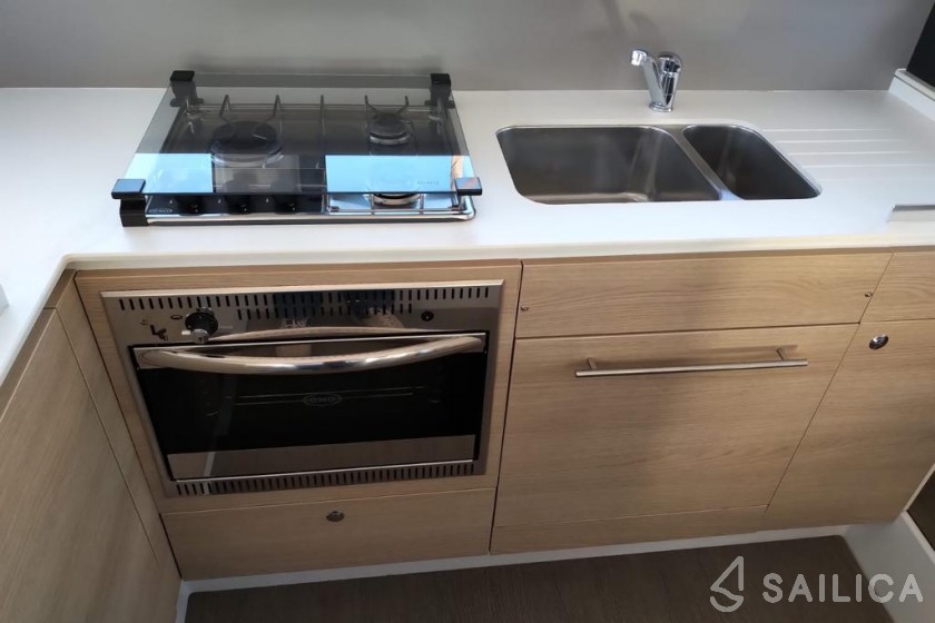 Bali 4.1 - 4 + 1 cab. - Yacht Charter Sailica