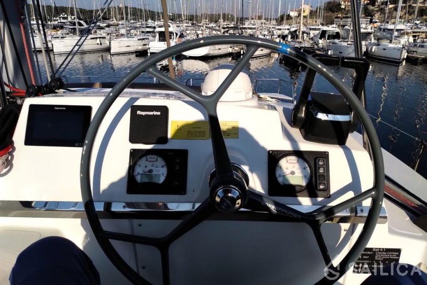 Bali 4.1 - 4 + 1 cab. - Yacht Charter Sailica