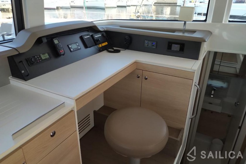 Bali 4.1 - 4 + 1 cab. - Yacht Charter Sailica