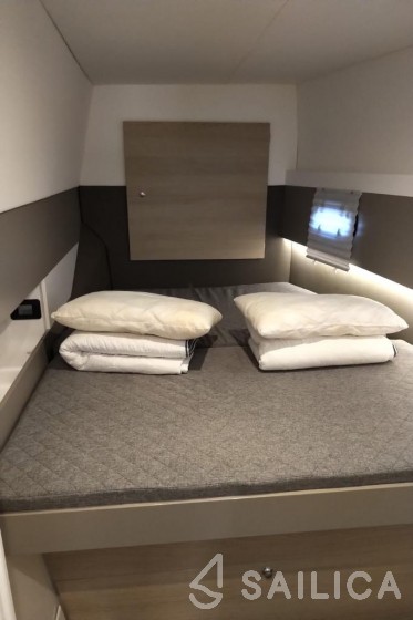 Bali 4.1 - 4 + 1 cab. - Yacht Charter Sailica