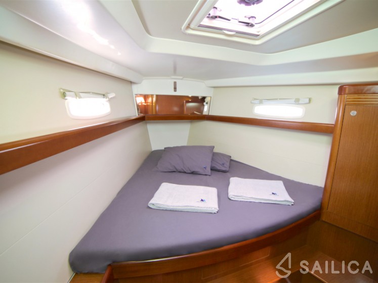 Oceanis 43 - 3 cab. - Yacht Charter Sailica