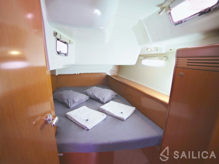Oceanis 43 - 3 cab. - Yacht Charter Sailica