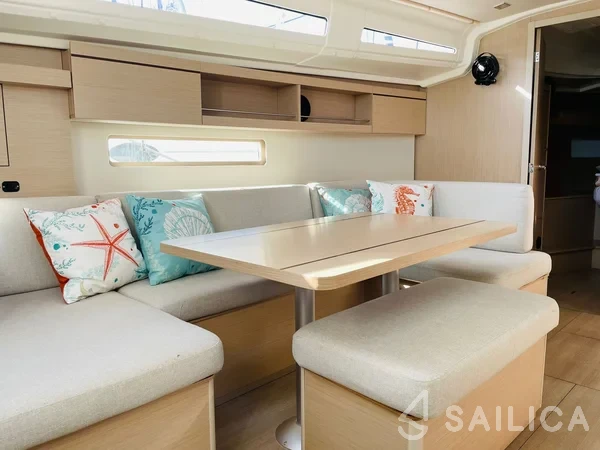 Oceanis 40.1 - Yacht Charter Sailica