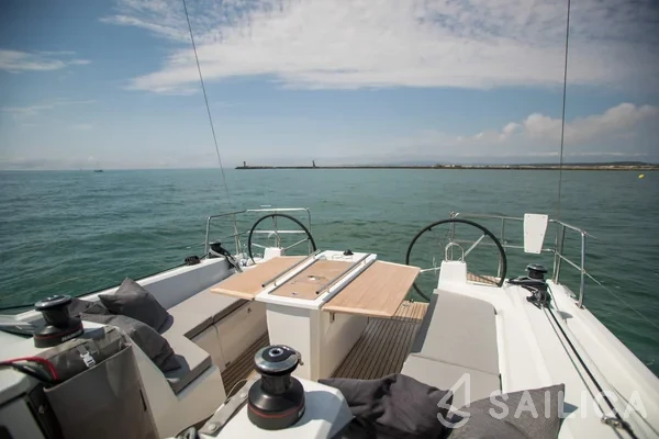 Oceanis 40.1 - Yacht Charter Sailica