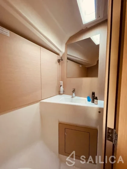 Oceanis 40.1 - Yacht Charter Sailica
